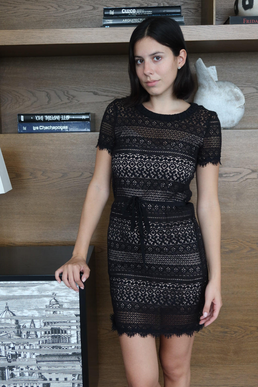 Vestido Mini de Encaje Negro BCBG