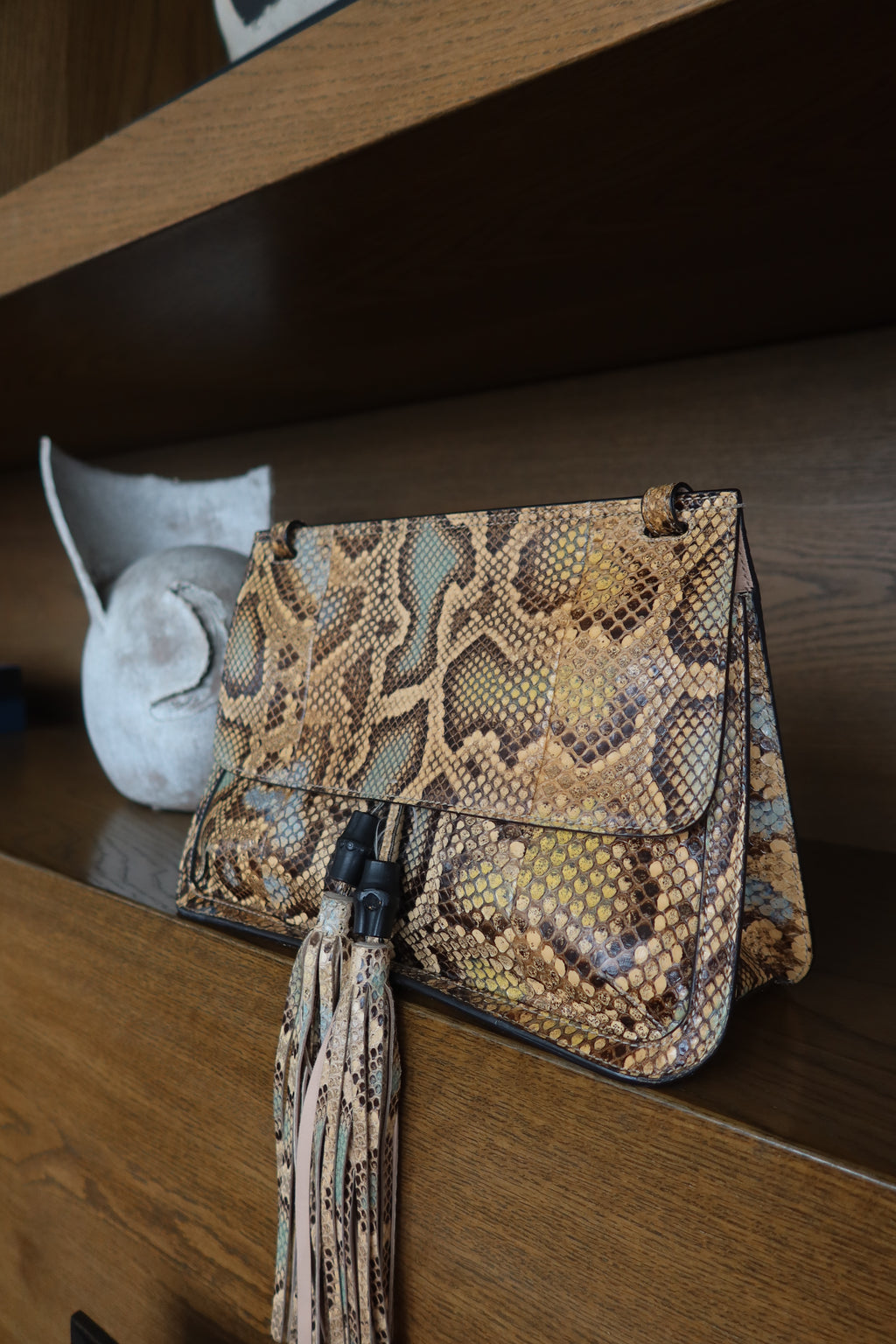 Gucci Cartera Efecto Pitón con Borlas