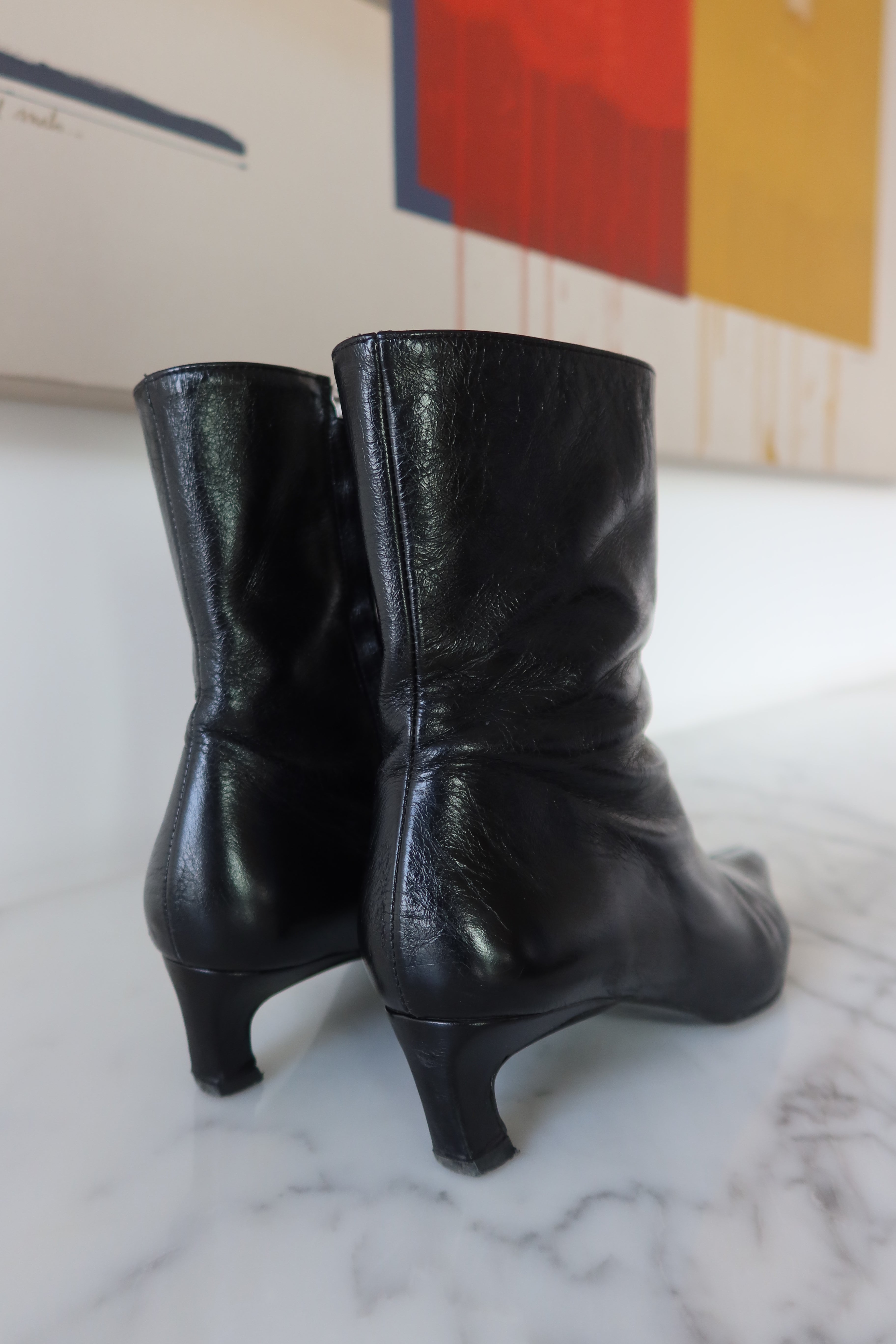 Botines Negros de Cuero con Tacón Kitten de ALOHAS