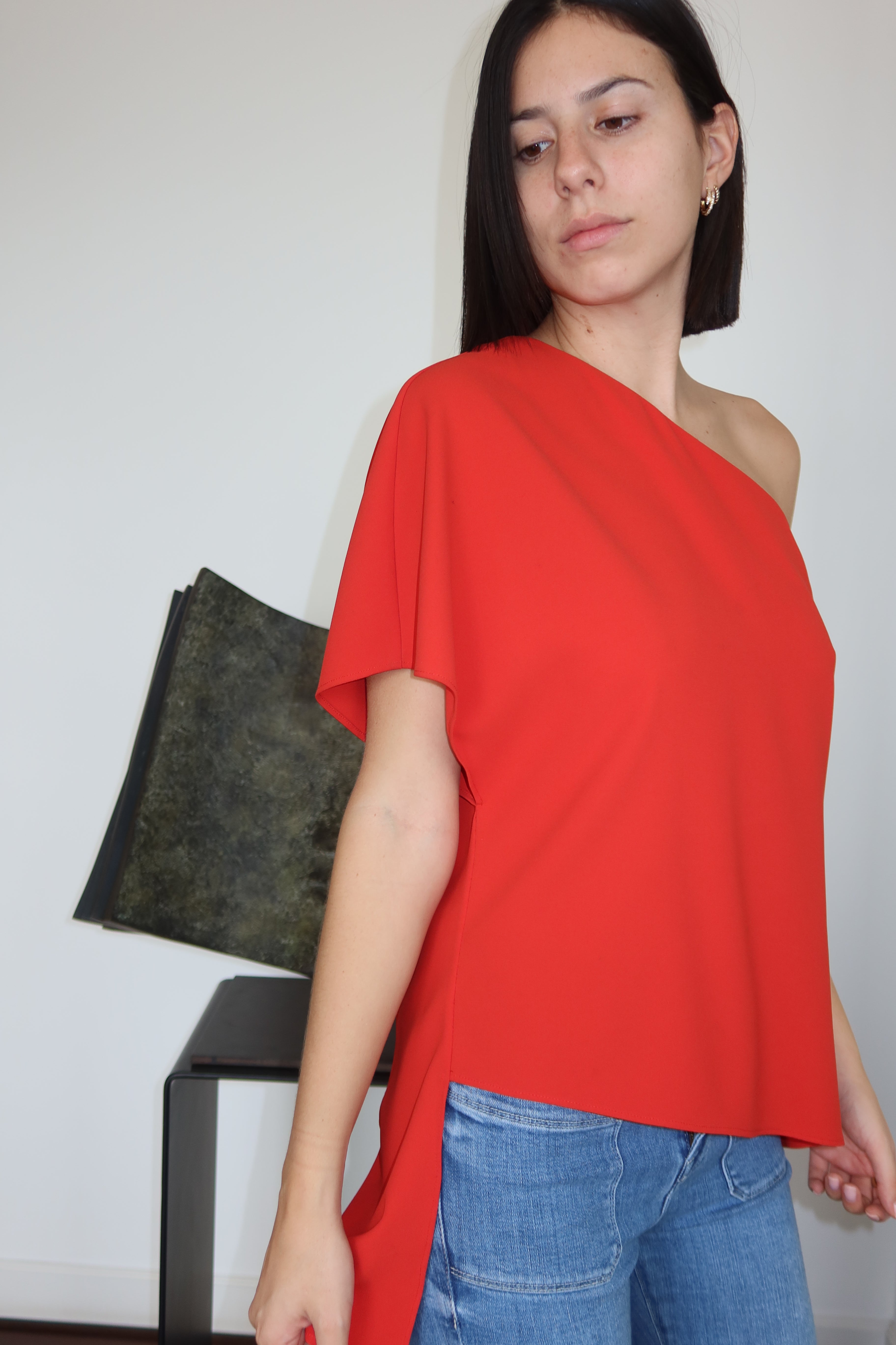 Blusa Roja de un Solo Hombro de Alice + Olivia