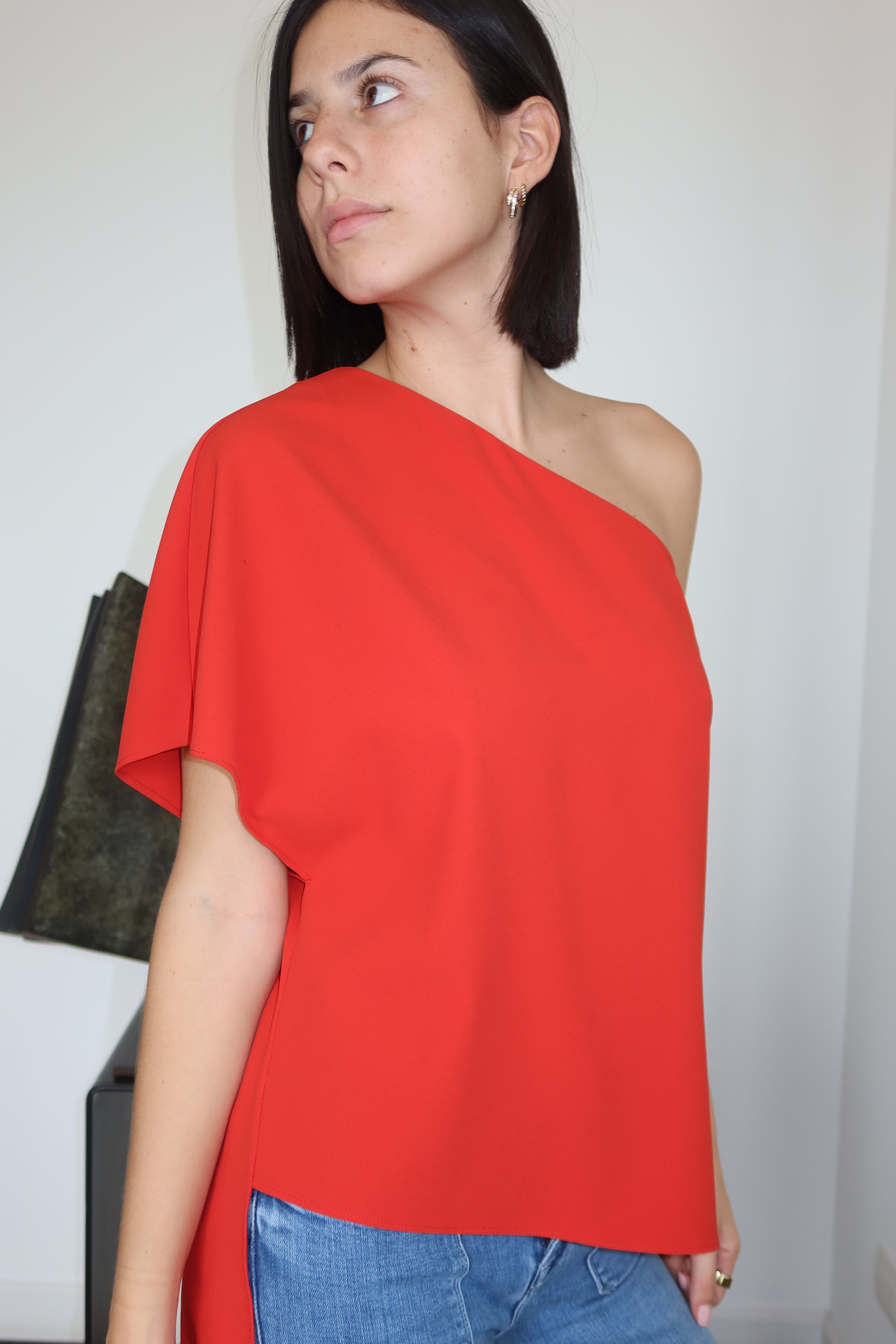 Blusa Roja de un Solo Hombro de Alice + Olivia