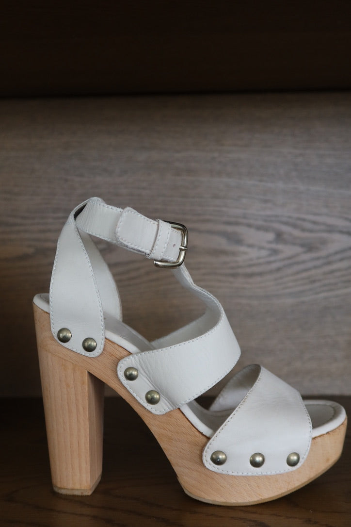 Sandalias Blancas de Cuero con Plataforma de Stuart Weitzma
