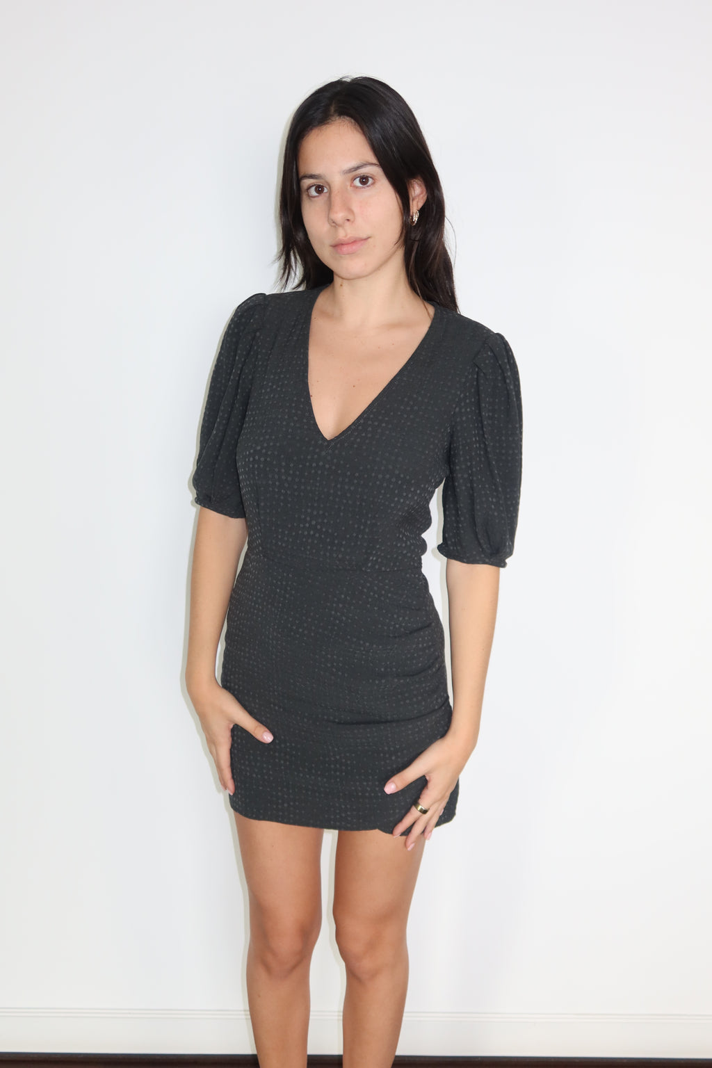 Minivestido Negro con Mangas Abullonadas de Sessùn