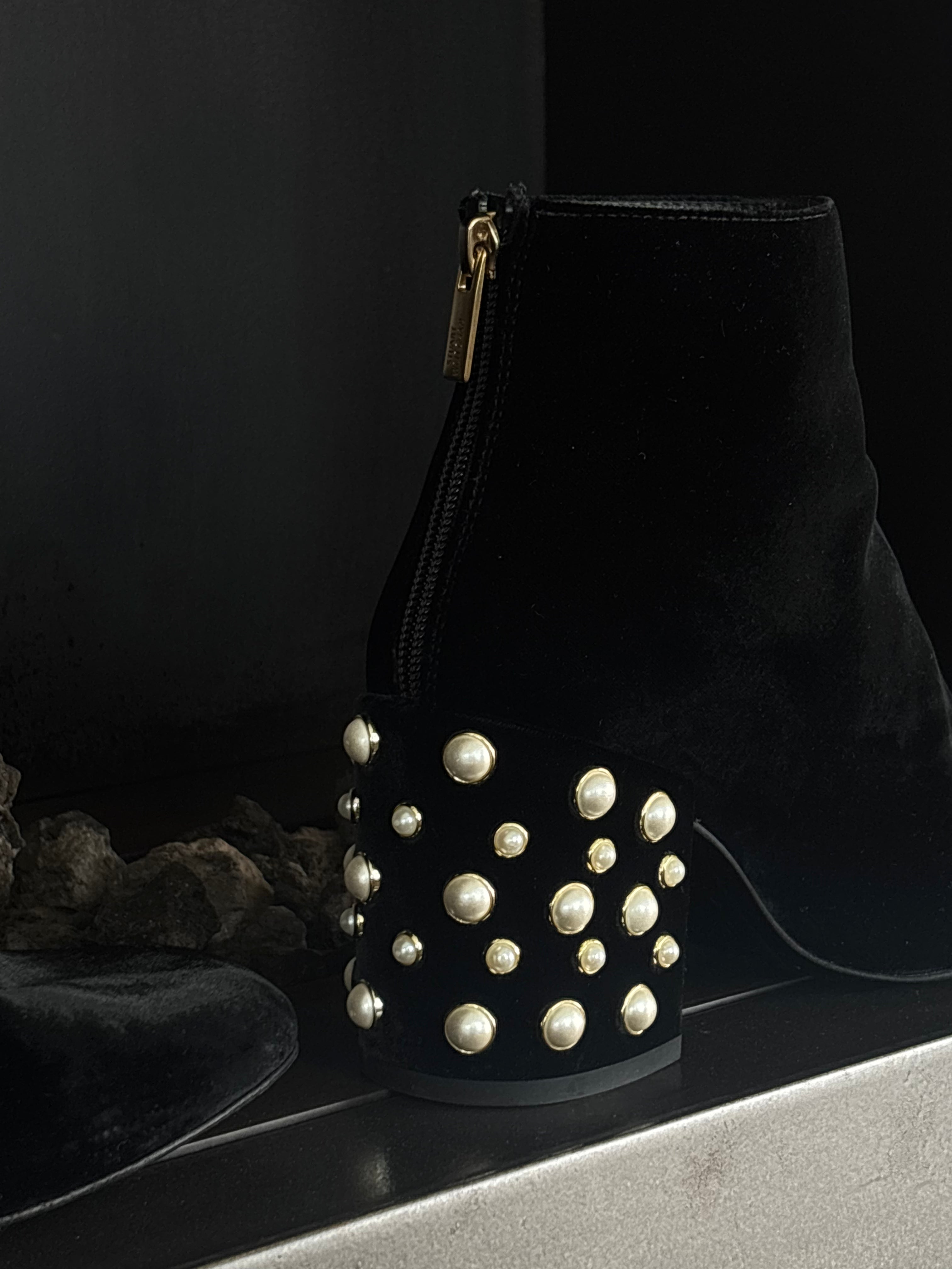 Botines Negros de Stuart Weitzman con Tacón de Perla