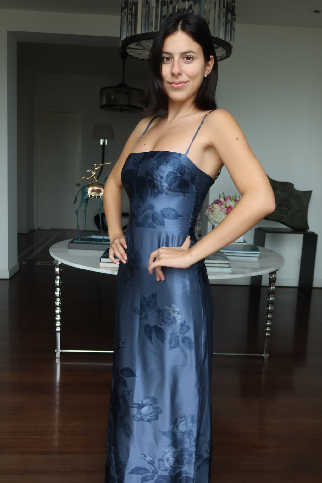 Reformation Vestido Maxi de Satén Floral Azul Marino