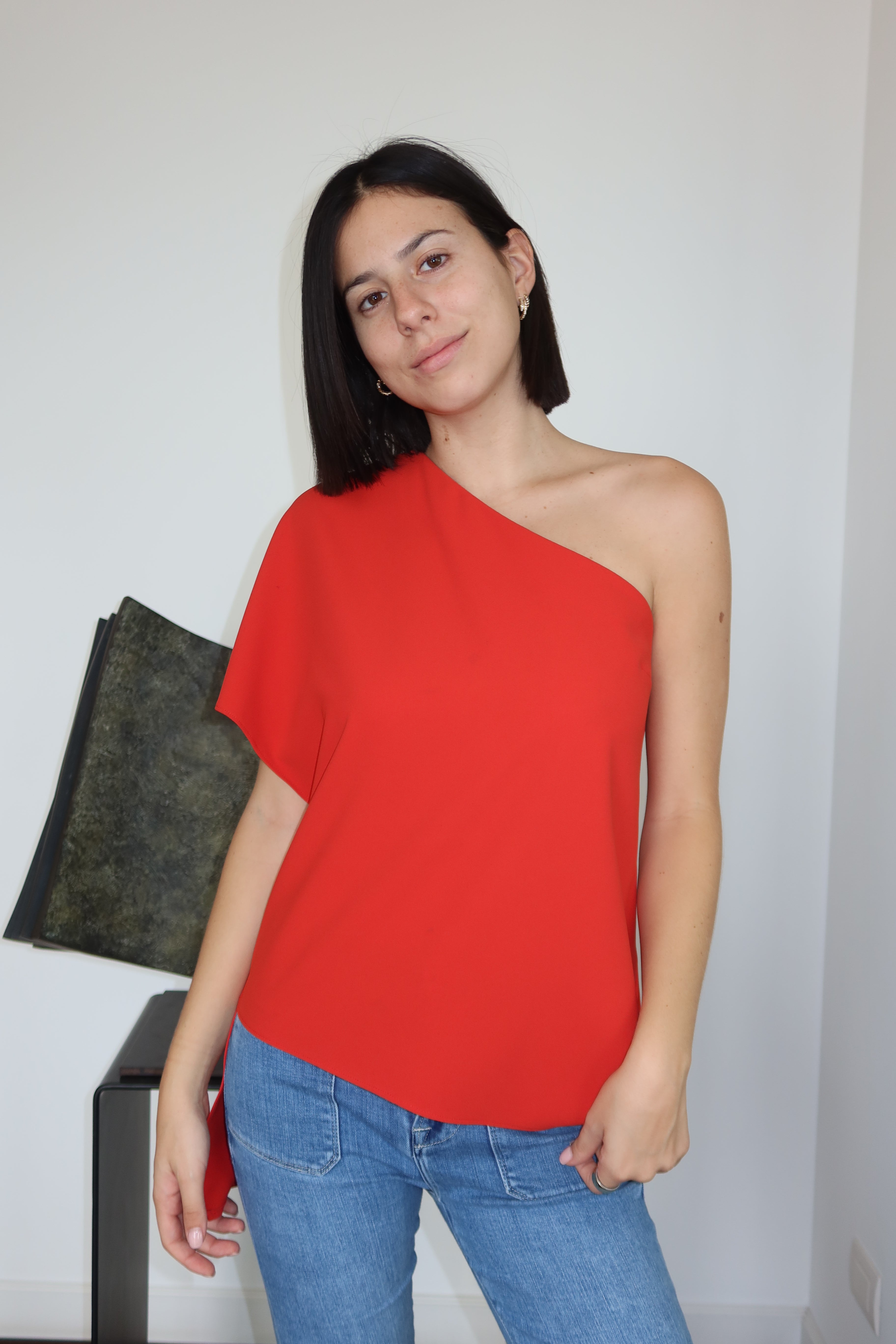 Blusa Roja de un Solo Hombro de Alice + Olivia