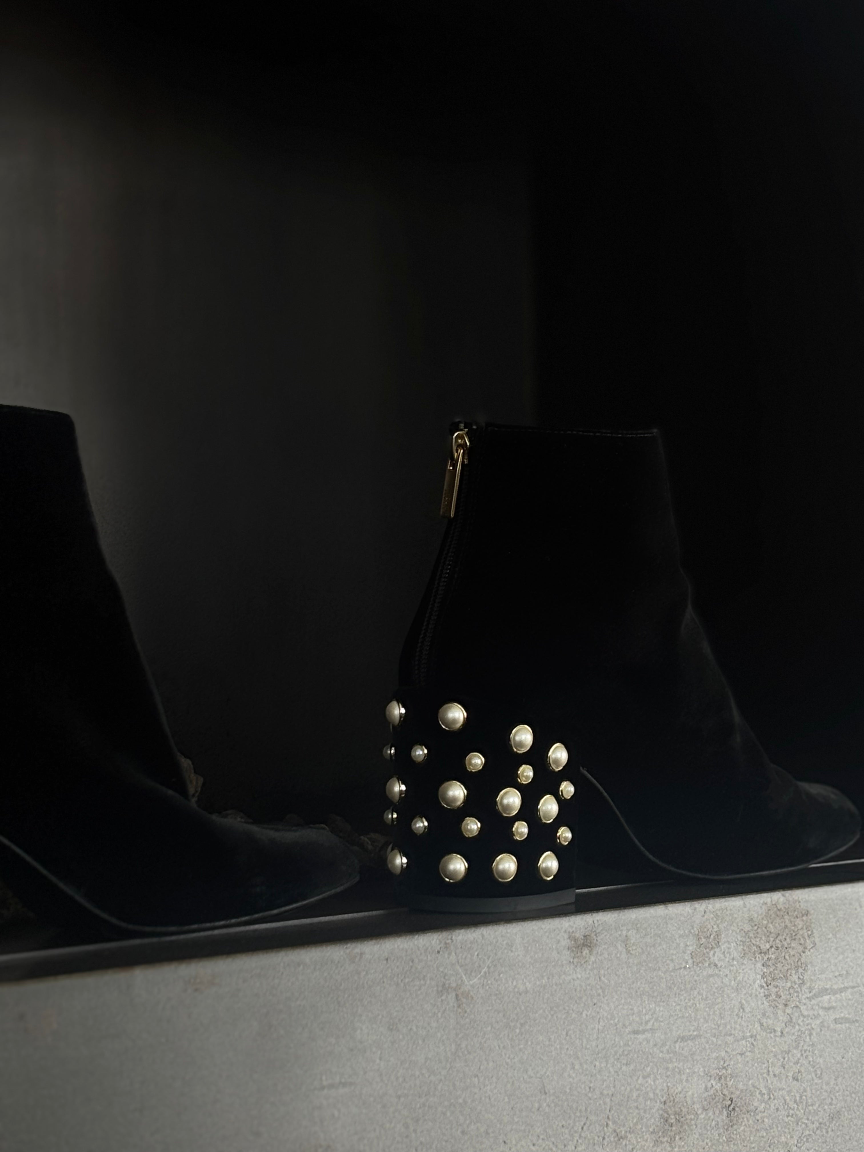 Botines Negros de Stuart Weitzman con Tacón de Perla