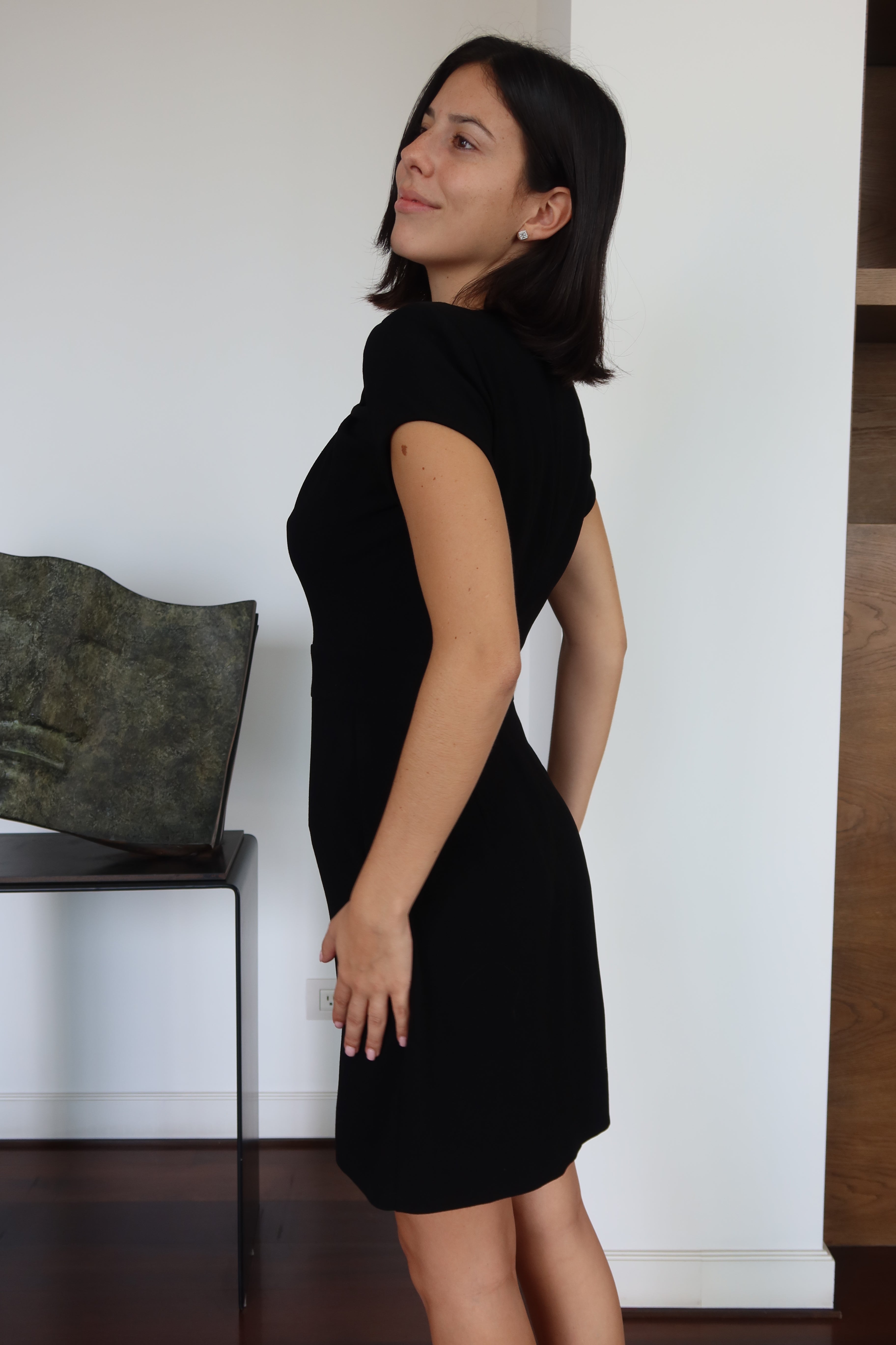 Vestido Mini Negro con Detalle Fruncido Maje