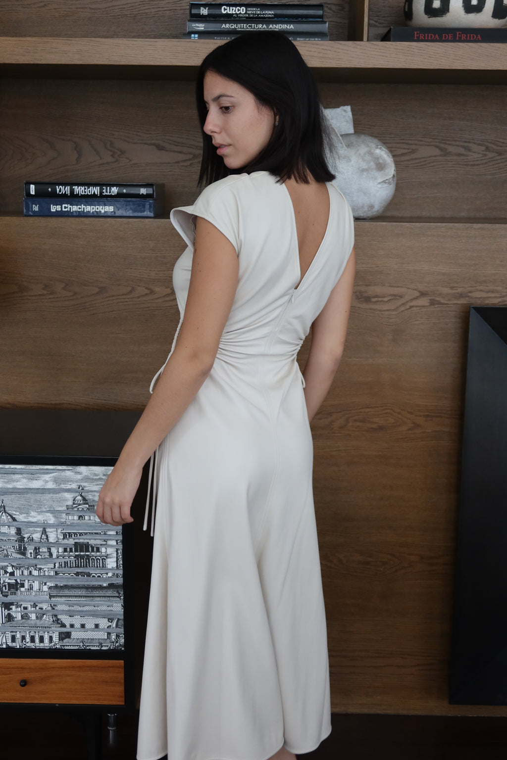 Vestido Midi Marfil con Cut-Out y Lazos A.L.C
