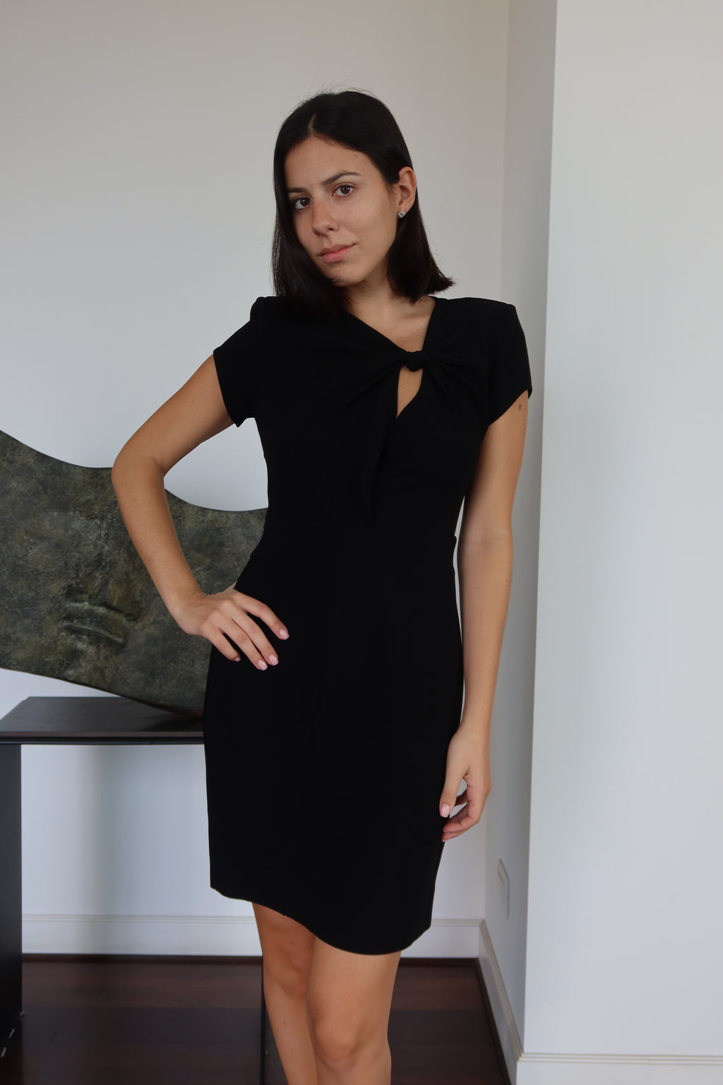 Vestido Mini Negro con Detalle Fruncido Maje