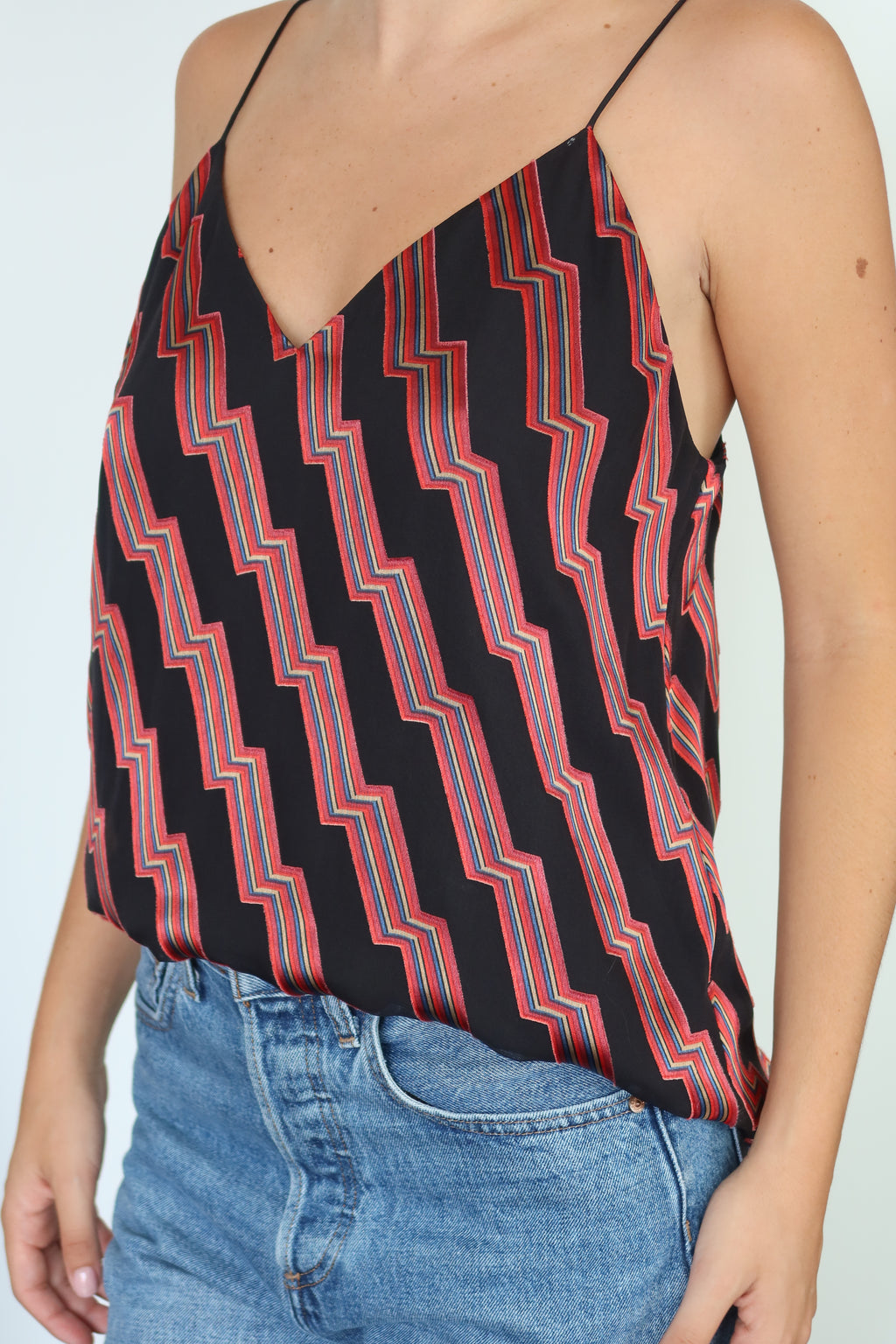 Blusa con Estampado de Zigzag de Alice + Olivia