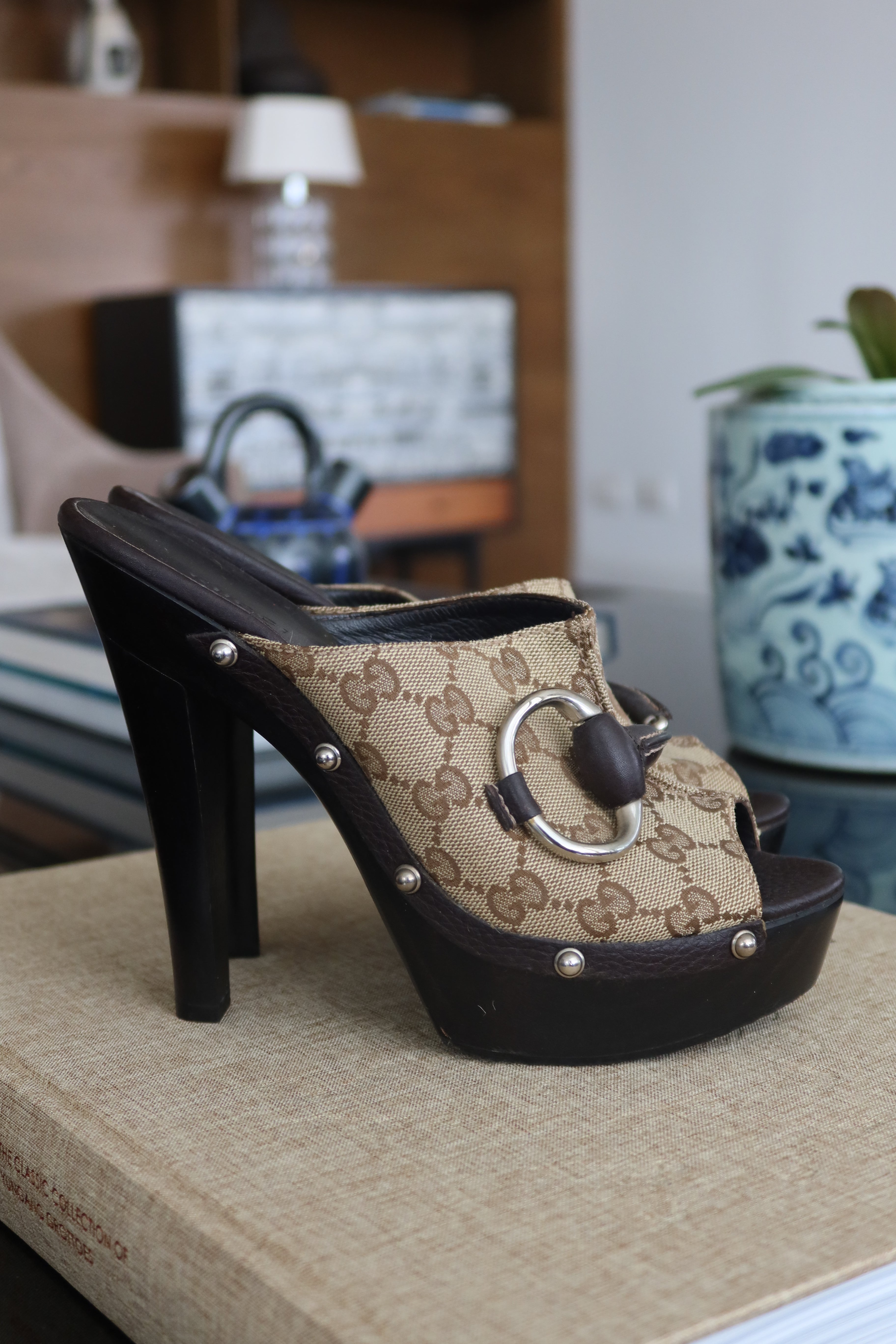 Tacones Mule con Plataforma en Lona GG Marrón de Gucci