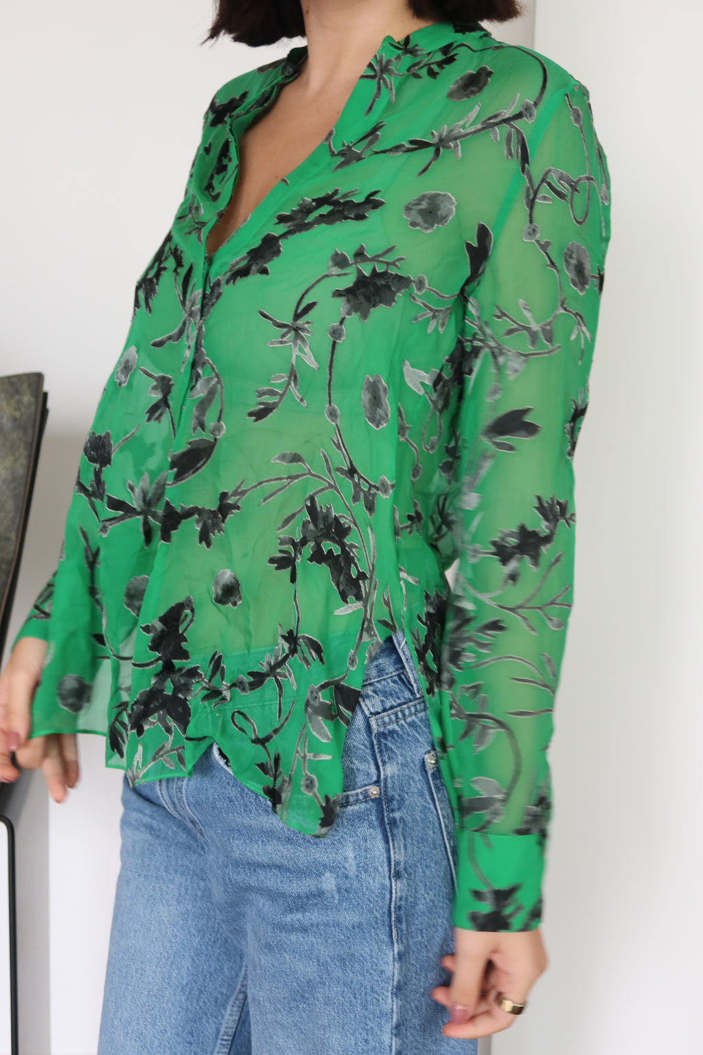 Blusa Verde con Estampado Floral Alice + Olivia